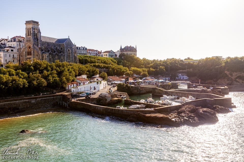 Aussichtsplattform auf dem Rocher du Basta mit Blick auf den alten Fischerhafen und die Kirche Sainte-Eugénie in Biarritz