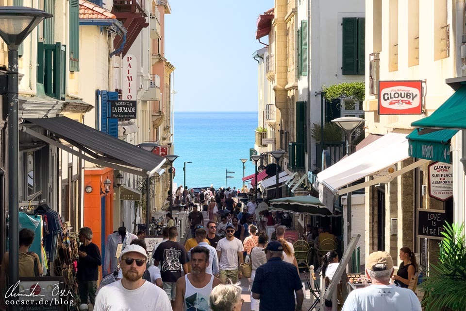 Blick von der Rue du Port-Vieux auf den Atlantik in Biarritz