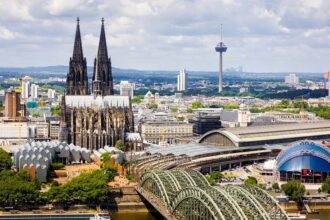 Panorama von Köln mit Kölner Dom und Hohenzollernbrücke von der Aussichtsplattform KölnTriangle aus gesehen