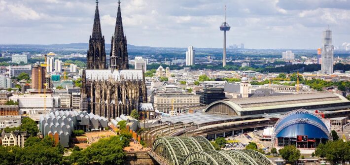 Panorama von Köln mit Kölner Dom und Hohenzollernbrücke von der Aussichtsplattform KölnTriangle aus gesehen