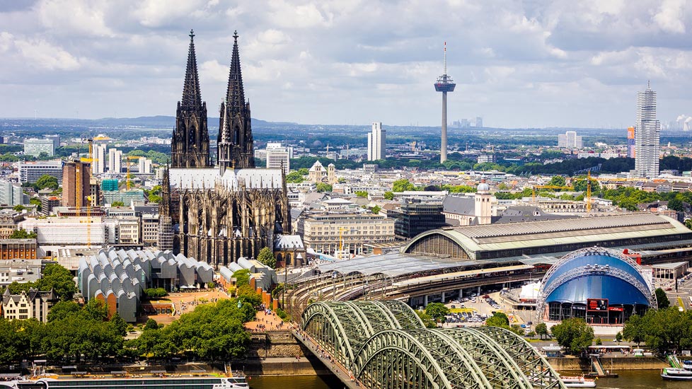 Panorama von Köln mit Kölner Dom und Hohenzollernbrücke von der Aussichtsplattform KölnTriangle aus gesehen