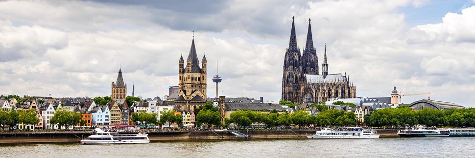 Blick von der Rheinpromenade auf den Kölner Dom und die Kirche Groß St. Martin