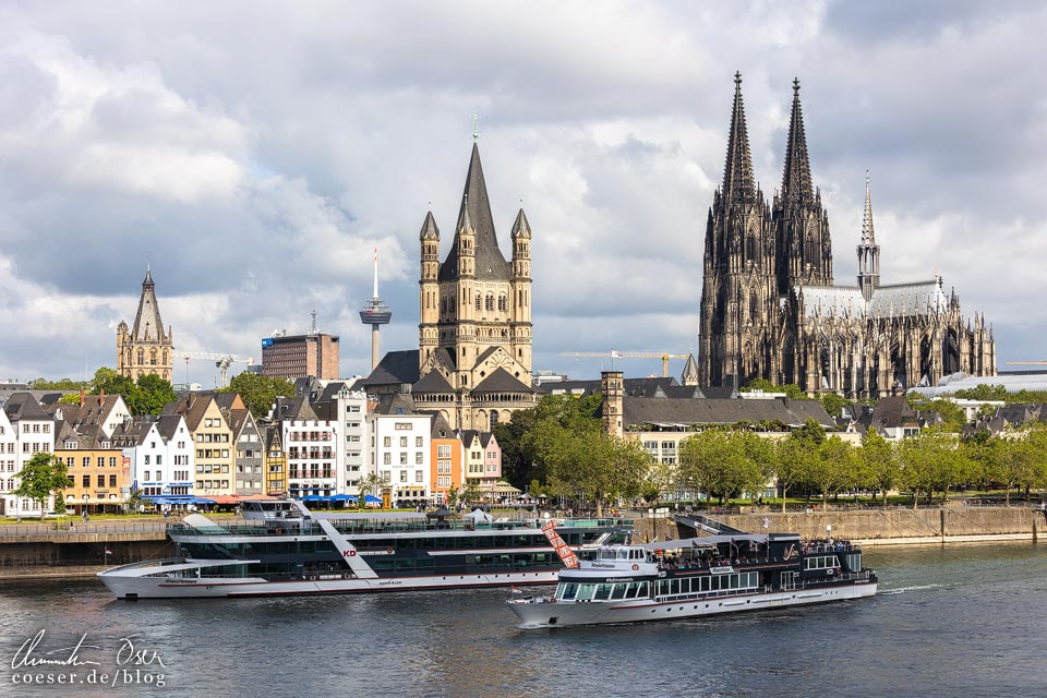 Blick vom Aussichtspunkt Deutzer Brücke auf den Kölner Dom und die Kirche Groß St. Martin