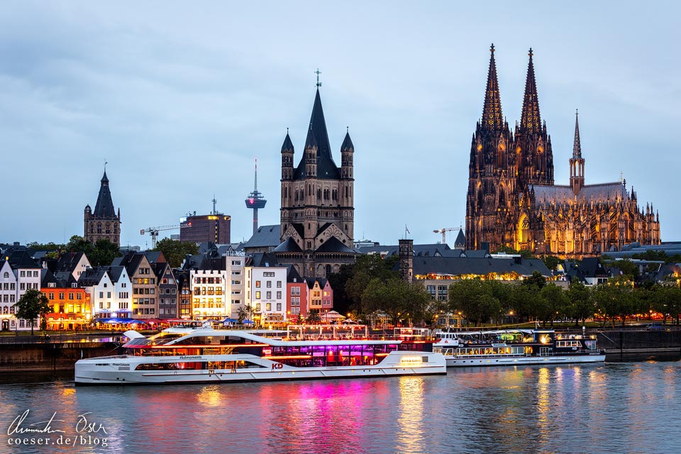 Abendlicher Blick vom Aussichtspunkt Deutzer Brücke auf den Kölner Dom und die Kirche Groß St. Martin