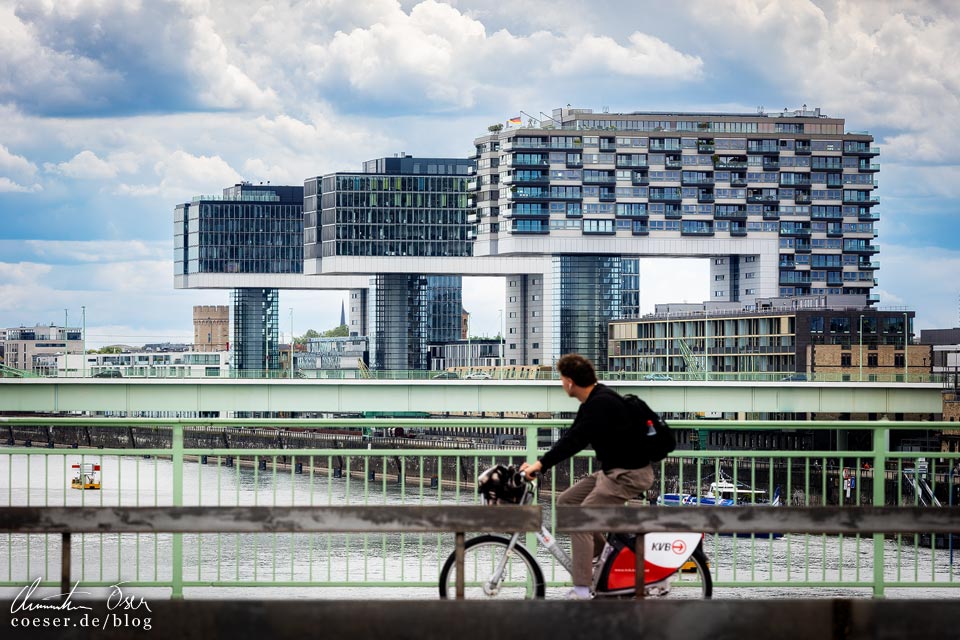 Blick vom Aussichtspunkt Deutzer Brücke auf die Kranhäuser im Rheinauhafen in Köln