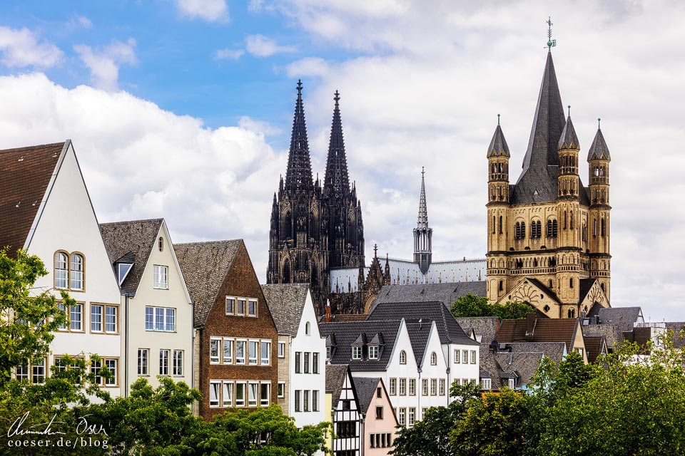 Blick vom Aussichtspunkt Deutzer Brücke auf den Kölner Dom und die Kirche Groß St. Martin