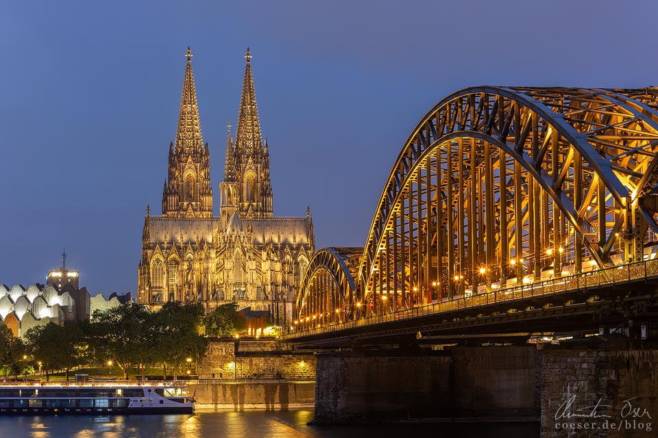 Nächtlicher Blick vom Aussichtspunkt Hohenzollernbrücke auf den Kölner Dom