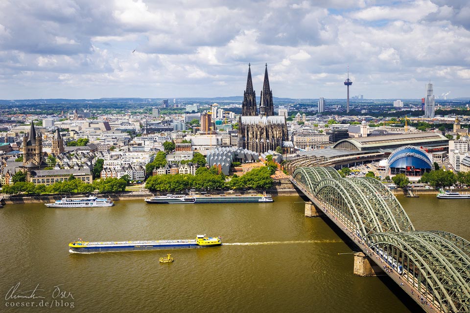 Blick vom Aussichtspunkt KölnTriangle auf die Skyline von Köln mit Dom und Hohenzollernbrücke