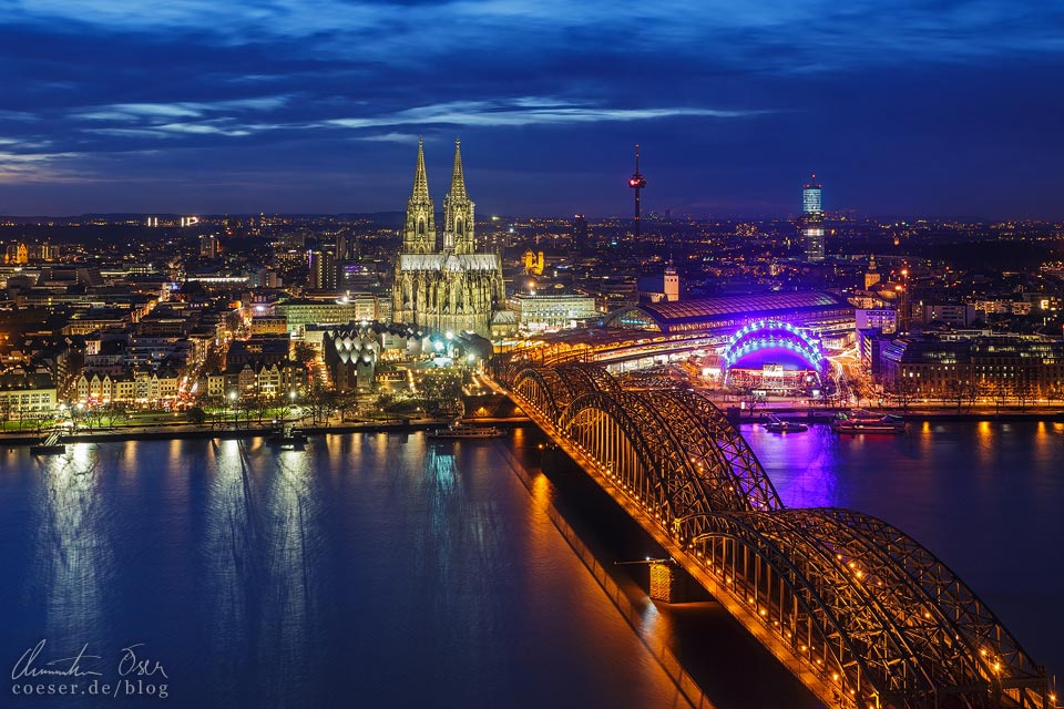 Nächtlicher Blick vom Aussichtspunkt KölnTriangle auf die Skyline von Köln mit Dom und Hohenzollernbrücke