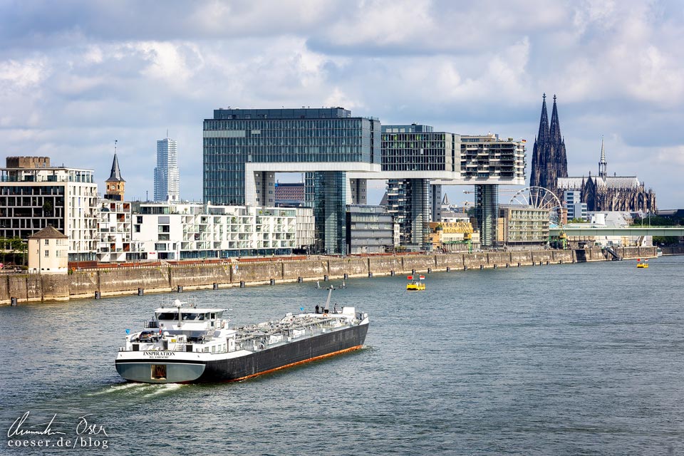 Blick vom Aussichtspunkt Südbrücke auf die Kranhäuser im Rheinauhafen und den Kölner Dom