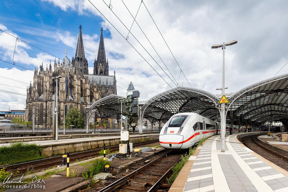 Züge im Hauptbahnhof Köln vor dem Kölner Dom