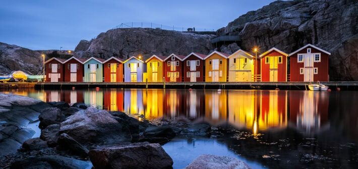 Bunte Häuser in der blauen Stunde in Smögen, Bohuslän, Schweden