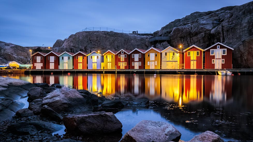 Bunte Häuser in der blauen Stunde in Smögen, Bohuslän, Schweden