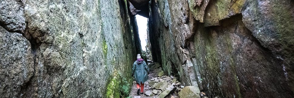 Die Schlucht Kungsklyftan in Fjällbacka in der schwedischen Provinz Bohuslän