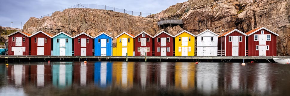 Spiegelung der bunten Fischerhäuschen in Smögen in der schwedischen Provinz Bohuslän