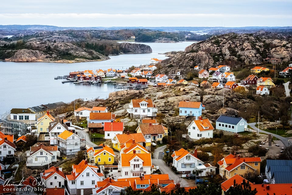 Ausblick vom Hausberg Vetteberget auf den Ort Fjällbacka in der schwedischen Provinz Bohuslän