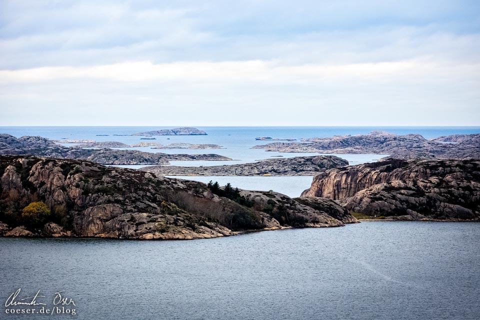 Ausblick vom Hausberg Vetteberget auf die Inseln und Schären rund um den Ort Fjällbacka in der schwedischen Provinz Bohuslän