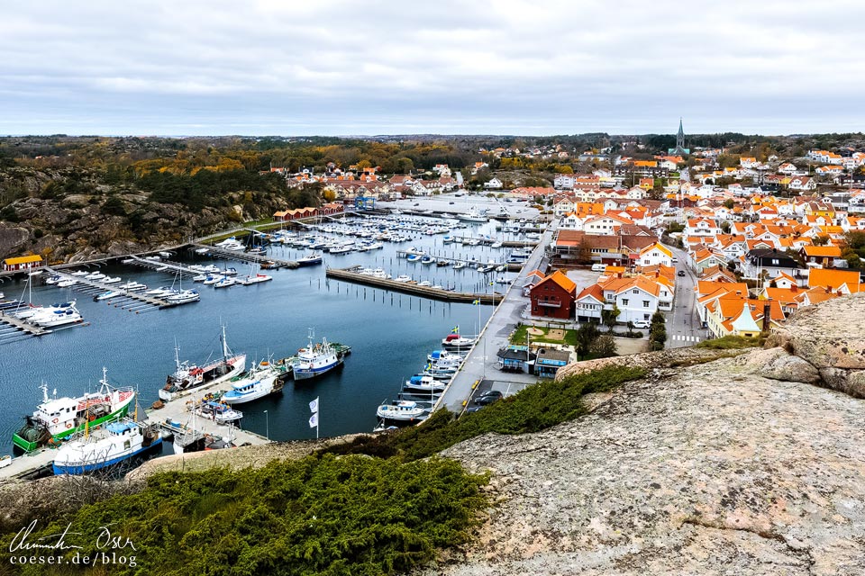 Panoramaausblick vom Felsen Stödberget im Ort Grebbestad mit Hafen und Wohnvierteln in der schwedischen Provinz Bohuslän