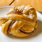 Schwedischer Knopf (Kanelbulle) in der Bäckerei Sjögrens i backen in Grebbestad, Bohuslän