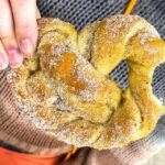 Zimt-Zucker-Brezel in der Bäckerei Sjögrens i backen in Grebbestad, Bohuslän