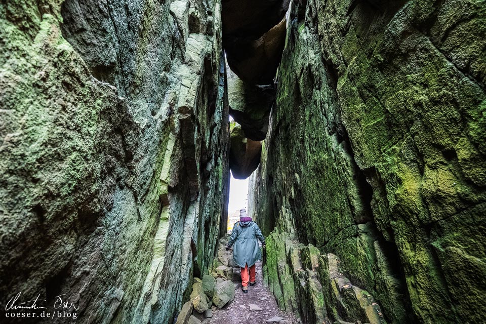 Eingekeilte Felsblöcke in der Schlucht Kungsklyftan in Fjällbacka in der schwedischen Provinz Bohuslän