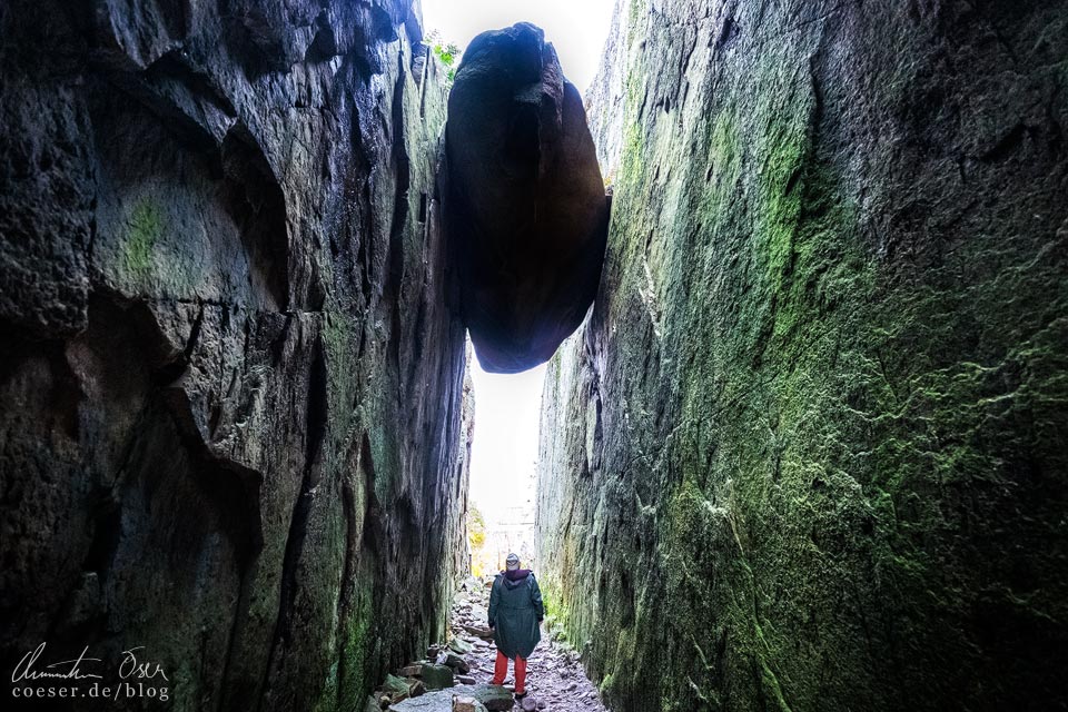 Eingekeilte Felsblöcke in der Schlucht Kungsklyftan in Fjällbacka in der schwedischen Provinz Bohuslän