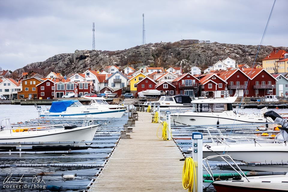 Blick auf den Hafen von Skärhamn in der schwedischen Provinz Bohuslän