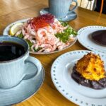 Schwedisches Garnelenbrot (Räksmörgas) und zwei süße Snacks im Vatten Restaurang & Kafé in Skärhamn, Bohuslän