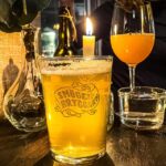 Bier aus der lokalen Brauerei Smögenbryggar'n im Restaurant Musselbaren på Kleven in Smögen, Bohuslän, Schweden