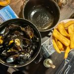 Moules Frites im Restaurant Musselbaren på Kleven in Smögen, Bohuslän, Schweden