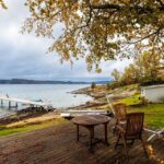 Gartenanlage der privaten Schwedenhütte mit Seezugang in Lysekil (Provinz Bohuslän)