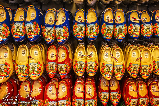 Traditionelle Klompen-Holzschuhe in einem Souvenir-Geschäft in Amsterdam, Niederlande.