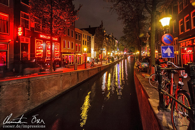 Beleuchtete Straßen im Rotlichtbezirk in Amsterdam, Niederlande.
