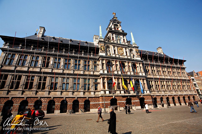 Rathaus (Stadhuis) am Großen Marktplatz (Grote Markt) in Antwerpen, Belgien.