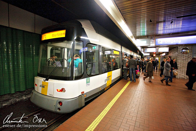 Die Straßenbahn fährt teilweise im Untergrund in Antwerpen, Belgien.