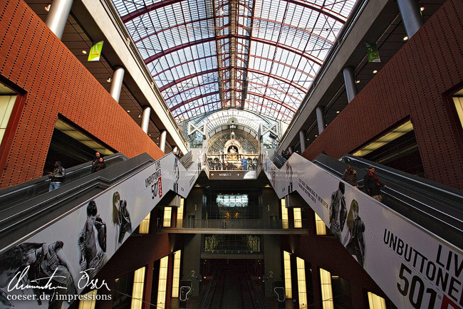 Moderne Architektur im Hauptbahnhof Centraal in Antwerpen, Belgien.