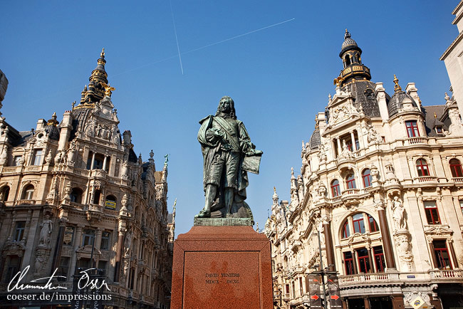 Eine Statue von David Teniers am Beginn der Leystraße (Leysstraat) in Antwerpen, Belgien.