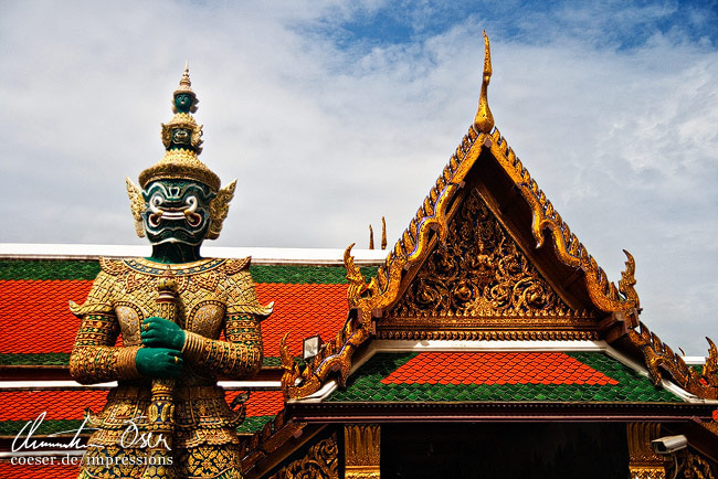 Einer von 12 Yaks, Wächter im Großen Palast (Tempel des Königs) in Bangkok, Thailand.