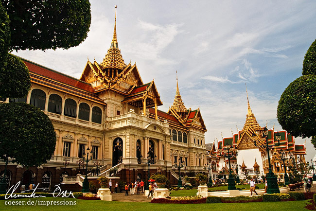 Außenansicht von Chakri Maha Prasat im Großen Palast in Bangkok, Thailand.