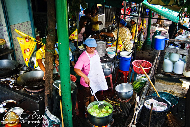 Einheimische kochen auf den Straßen von Bangkok, Thailand.