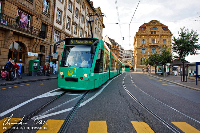 Die Straßenbahnlinie 6 an der Station 'Schifflände' in Basel, Schweiz.