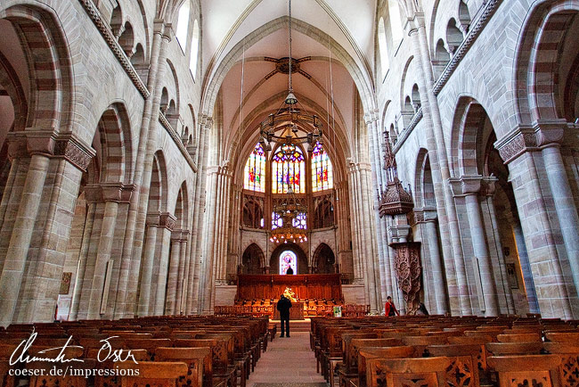 Innenraum des Basler Münsters in Basel, Schweiz.