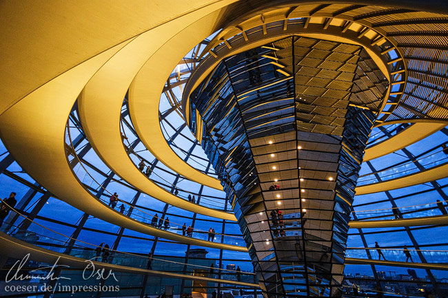 Innenansicht der beleuchteten Kuppel im Reichstagsgebäude in Berlin, Deutschland.