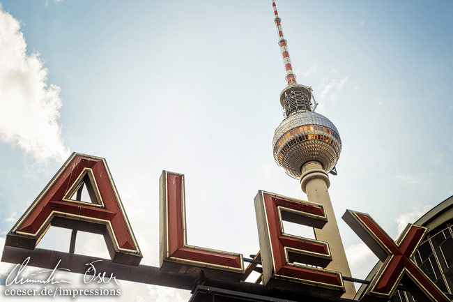 Der 'Alex'-Schriftzug (Kurzform für Alexanderplatz) vor dem Berliner Fernsehturm in Berlin, Deutschland.