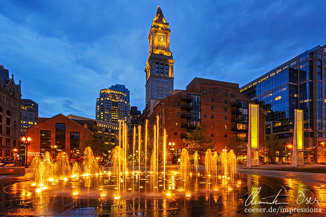 Der nächtliche Ring-Brunnen und der Zollhausturm in Boston, USA.