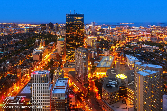 Die beleuchtete Skyline von Boston mit dem Hancock Tower, USA.