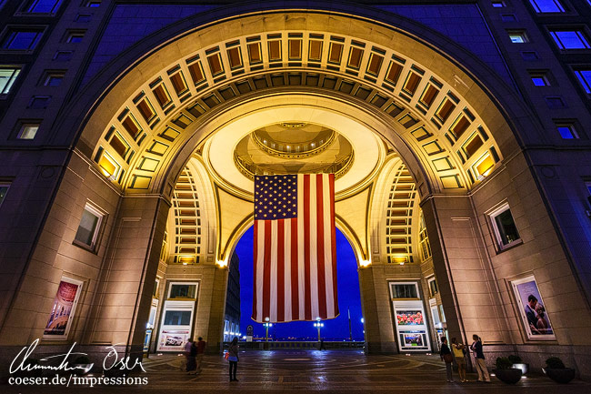 Eine riesige Flagge der USA am Flussufer Rowes Wharf in Boston, USA.