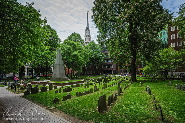 Der Franklin-Obelisk am historischen Granary-Friedhof, im Hintergrund die Park-Street-Kirche in Boston, USA.
