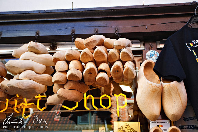 Typisch niederländische Holzschuhe (Klompen) werden in Souvenirshops verkauft in Brügge, Belgien.