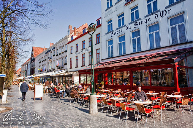 Ein Restaurant vor dem Hotel du Singe D'or am 't-Zand-Platz in Brügge, Belgien.